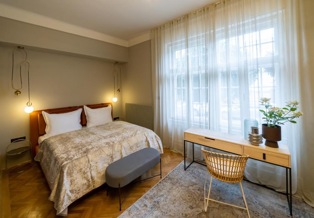 Nest Hotell Győr Exteriör bild