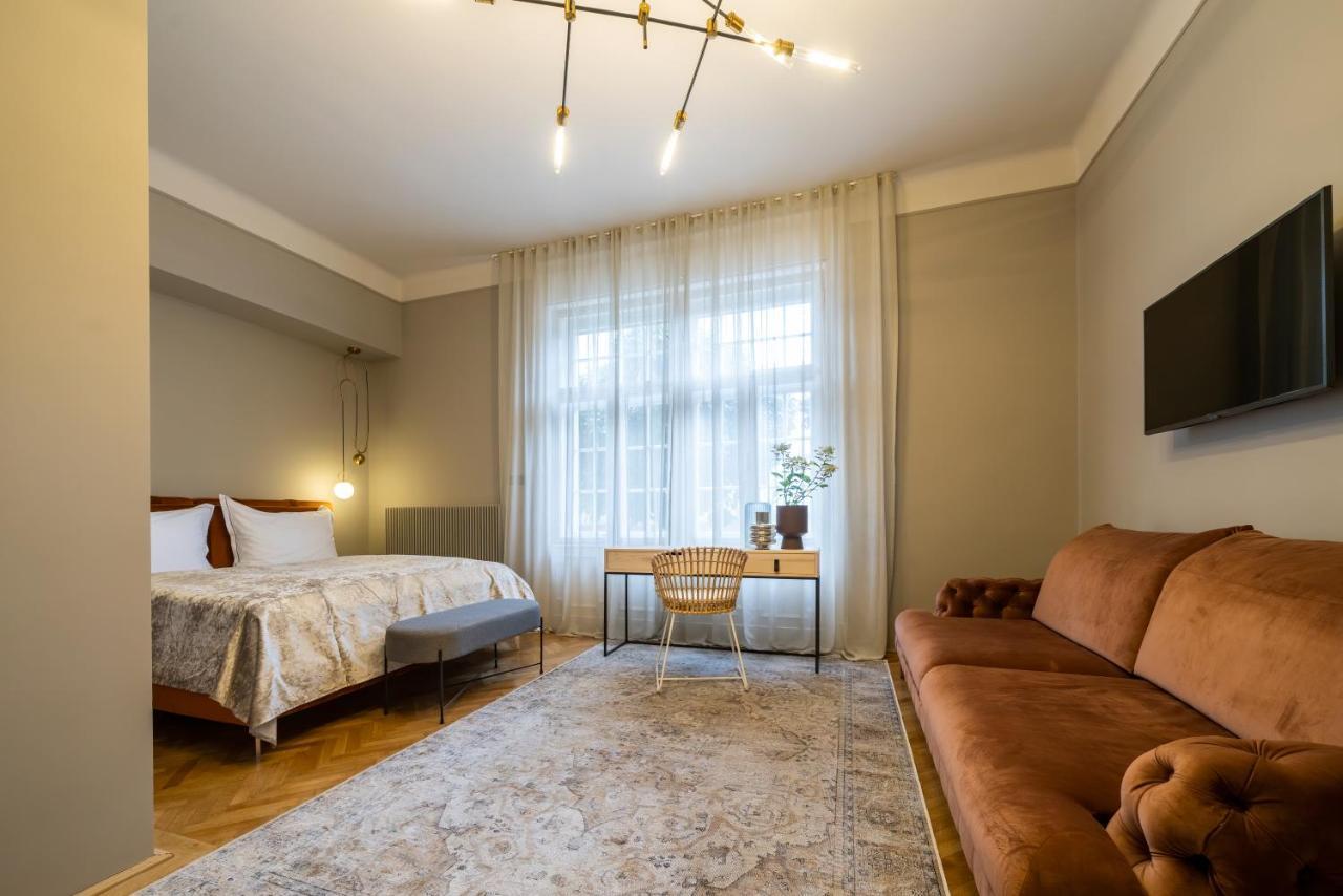 Nest Hotell Győr Exteriör bild