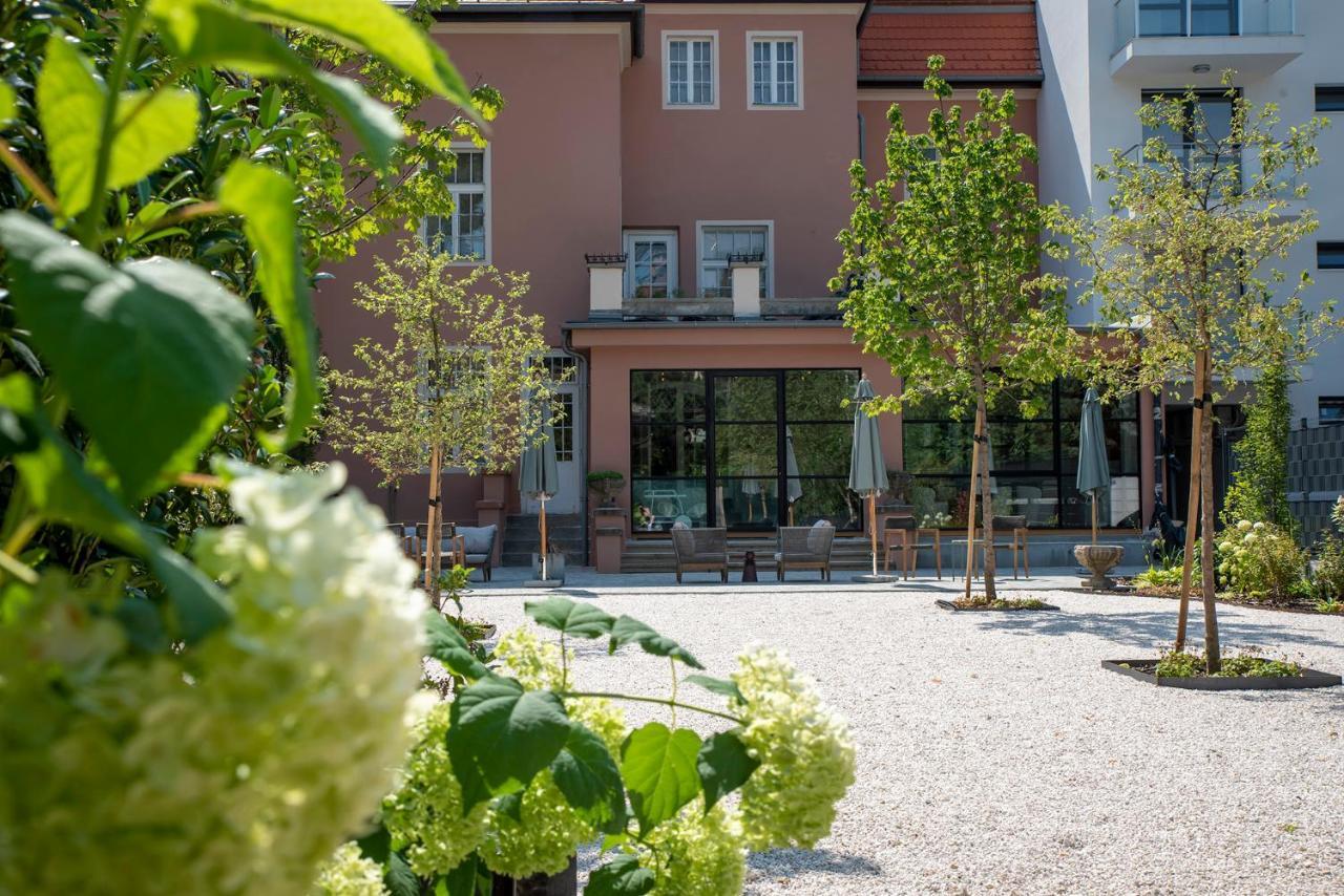 Nest Hotell Győr Exteriör bild