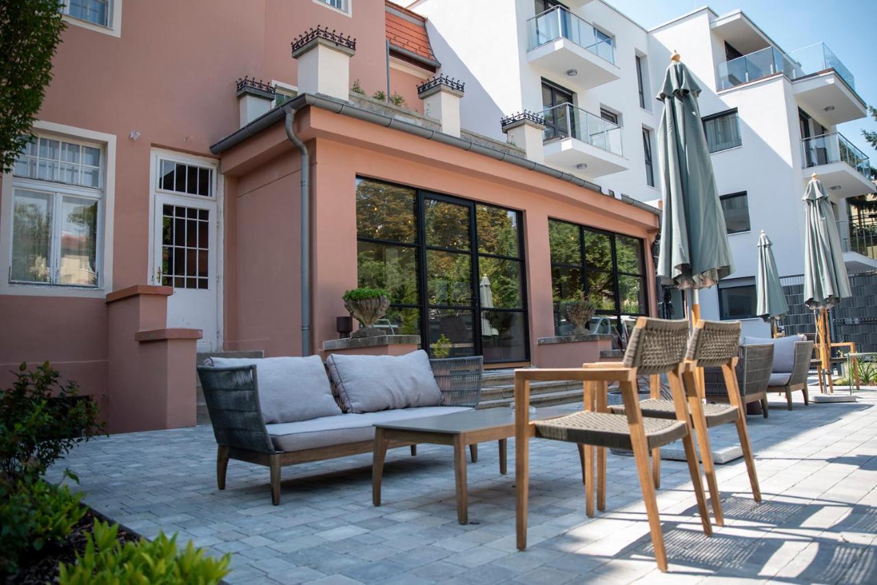Nest Hotell Győr Exteriör bild