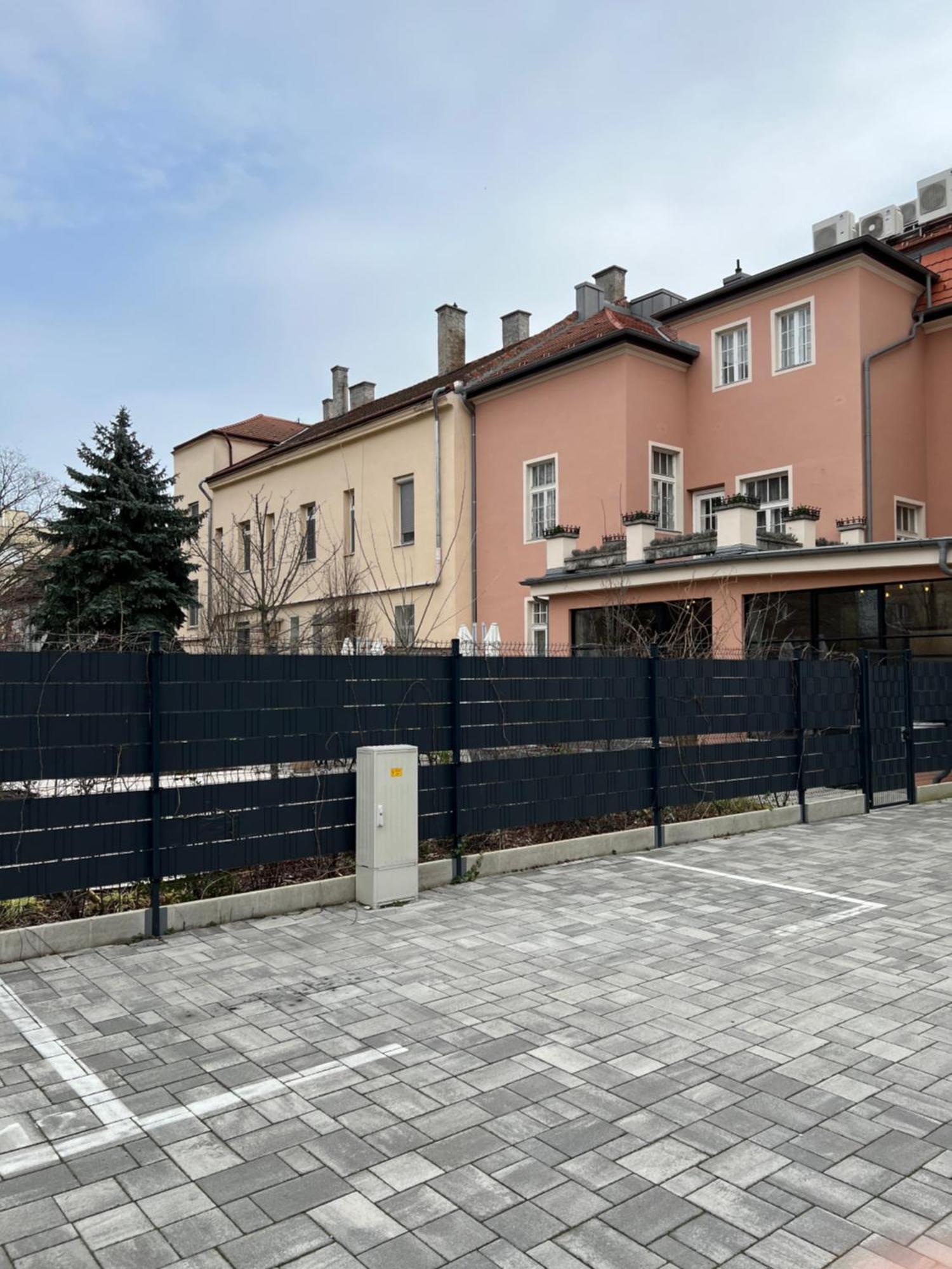 Nest Hotell Győr Exteriör bild